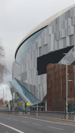 Vertikales-Video-Von-Der-Außenseite-Des-Tottenham-Hotspur-Stadions,-Dem-Heimstadion-Des-Fußballclubs-Spurs-In-London-3